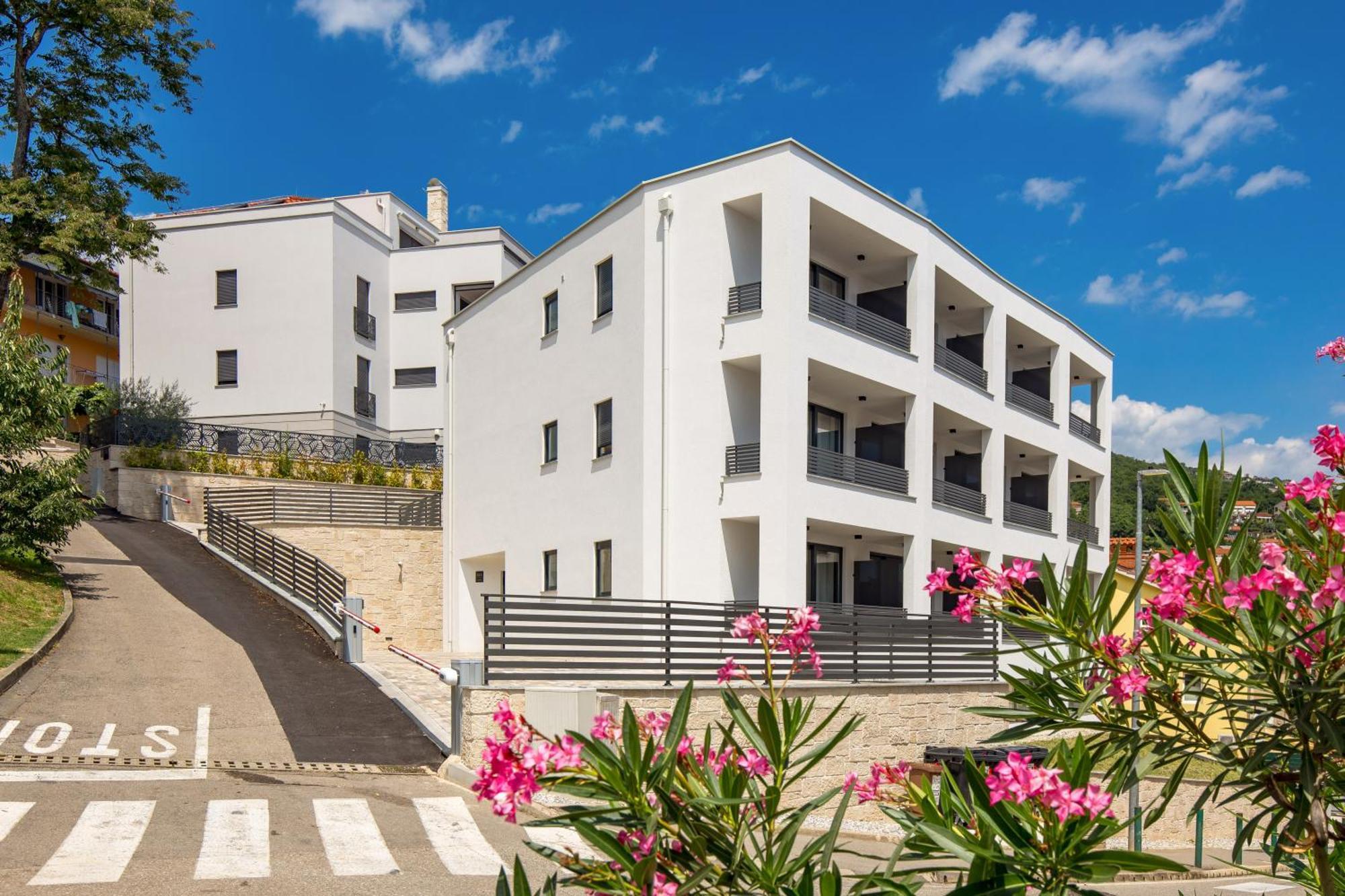 Belinda Apartments With Balcony & Private Parking Opatija Extérieur photo